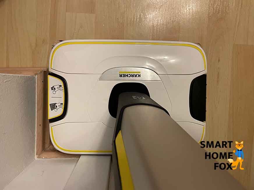 You can see the Kärcher FC 7 with its LED lights. 